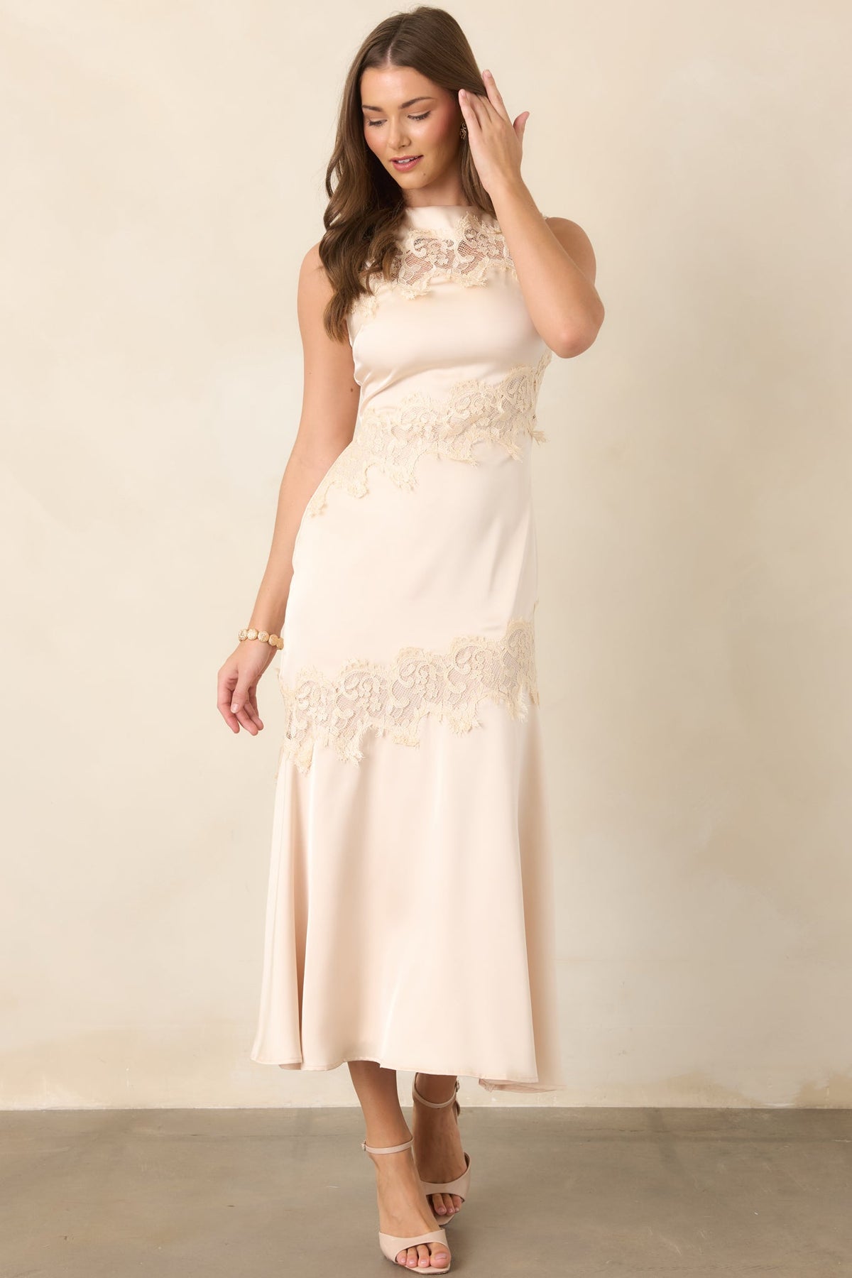 Vestido midi de satén color champán