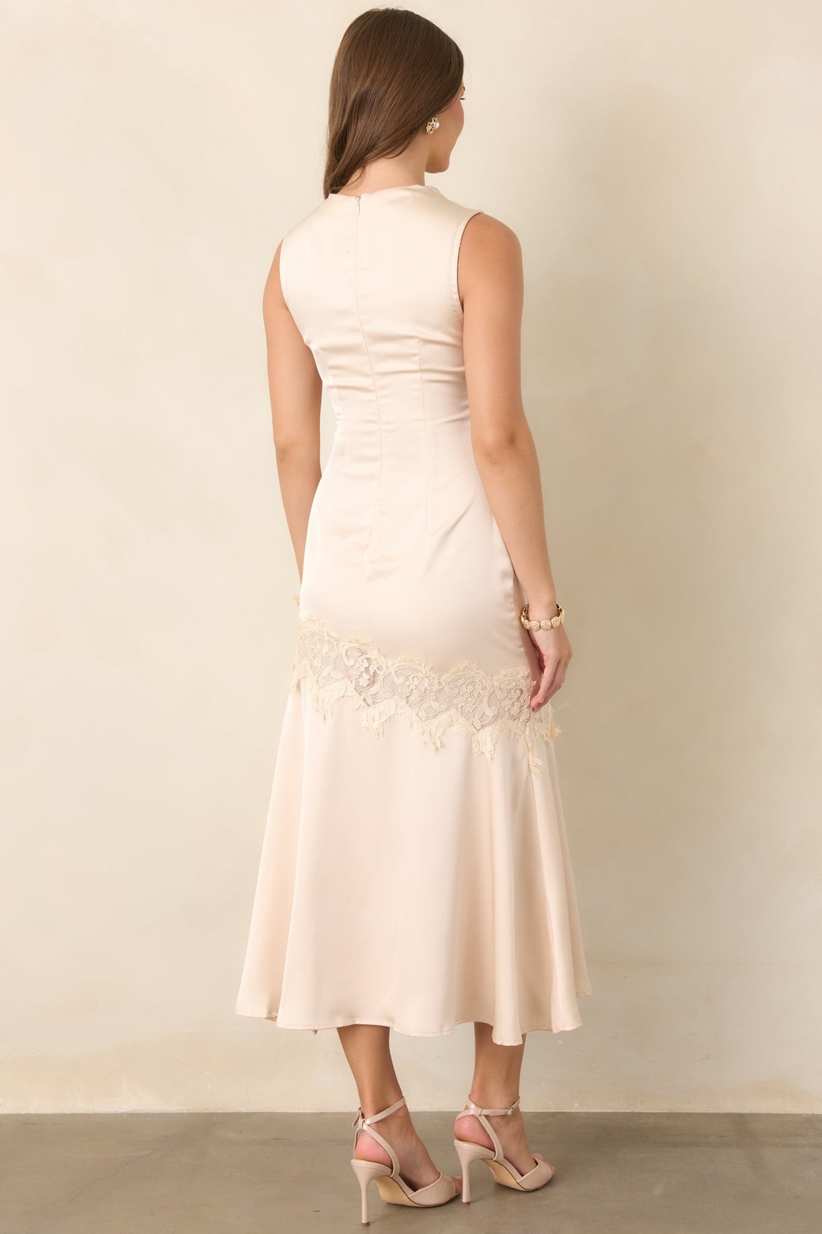 Vestido midi de satén color champán