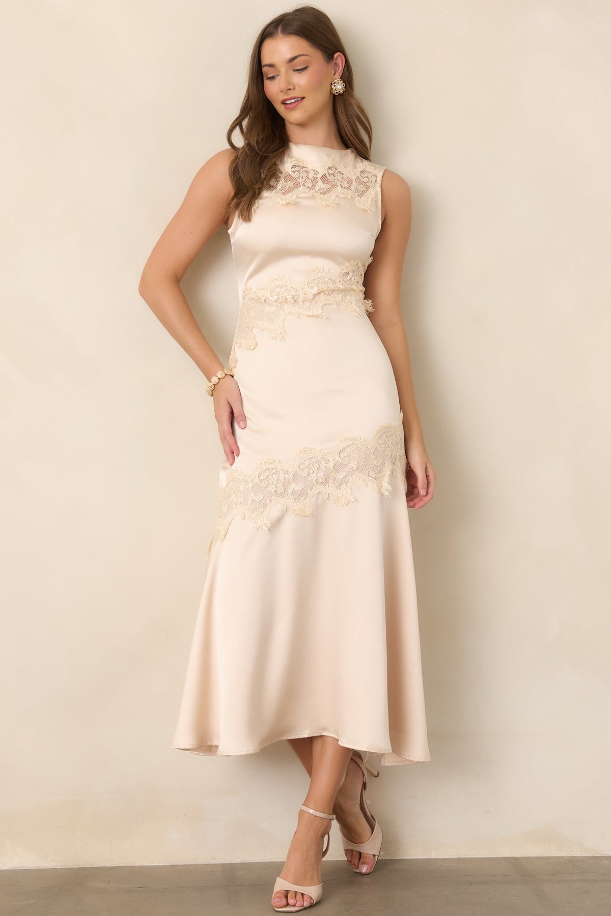Vestido midi de satén color champán