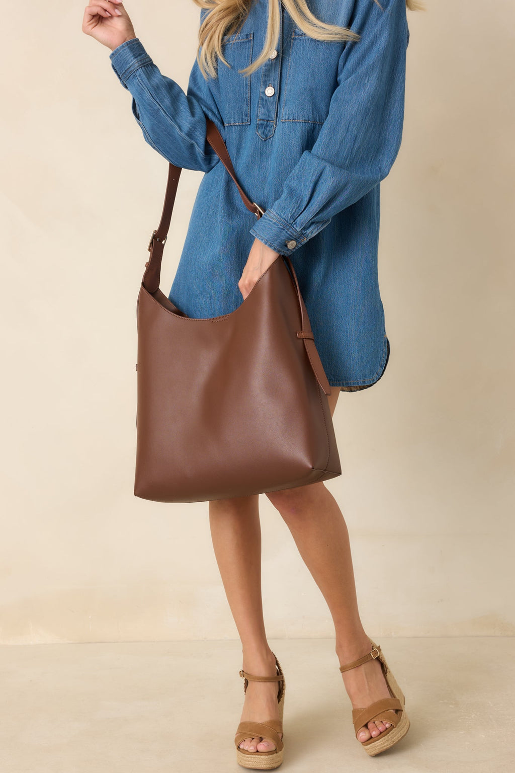 Bolso de hombro marrón chocolate