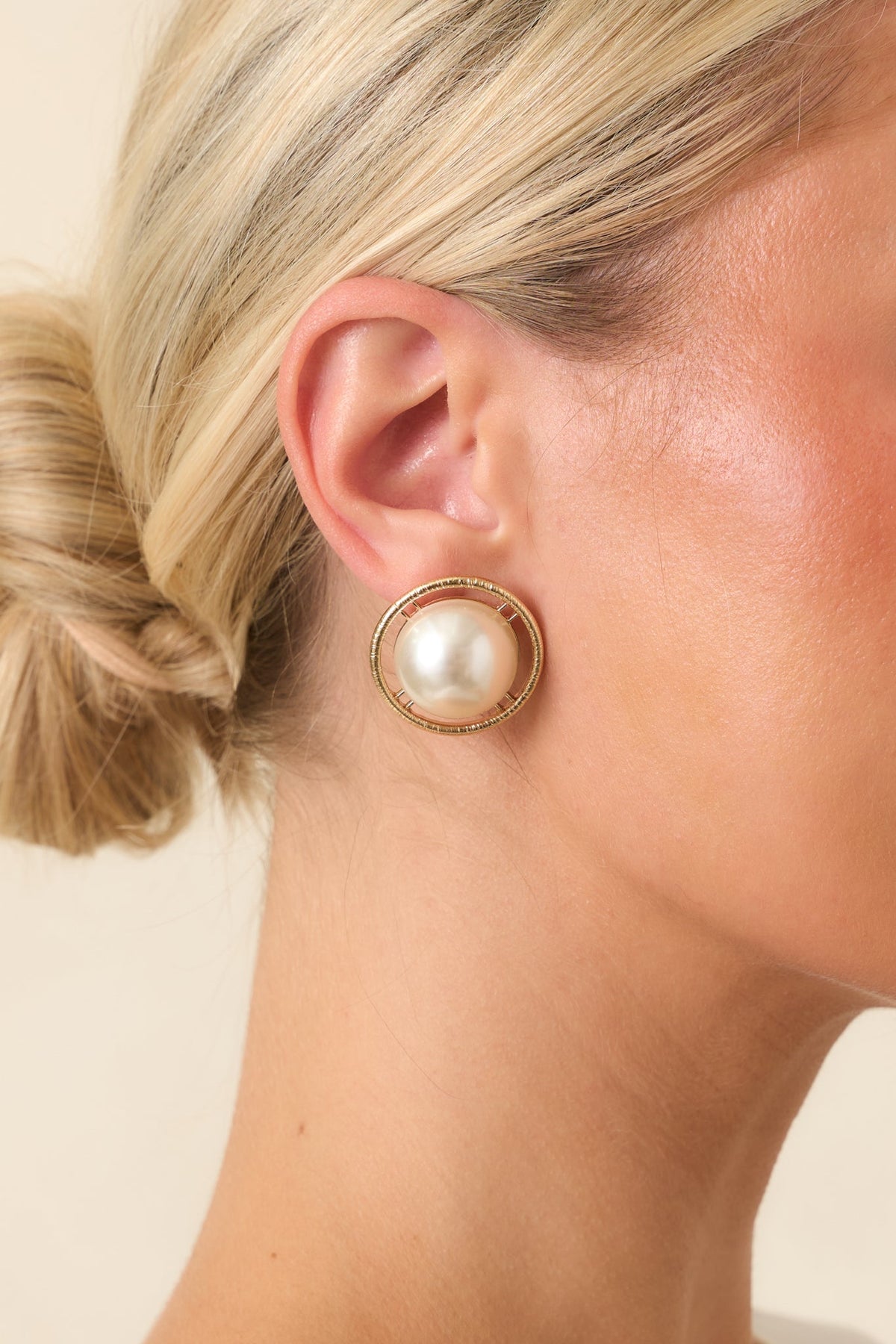 Pendientes dorados y de perlas «Me conquistaste con un halo» – Joyería elegante y llamativa para el día a día