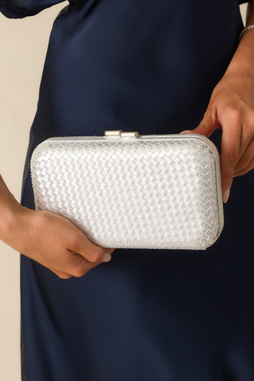 Bolso de mano estructurado tejido metálico plateado