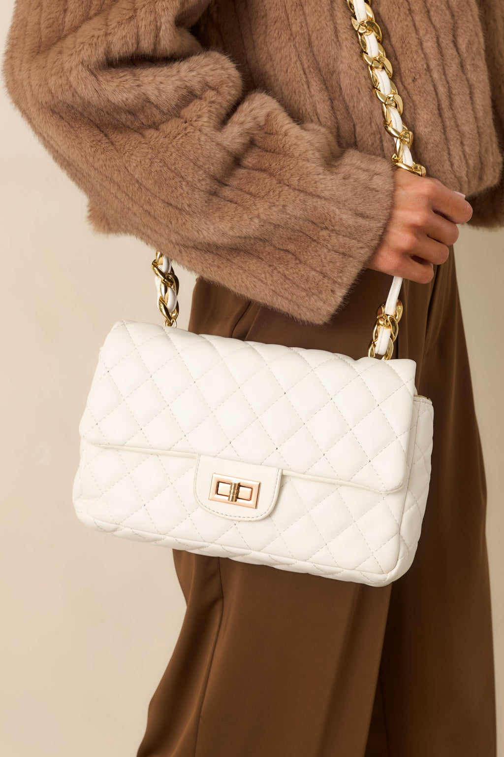 Bolso bandolera blanco acolchado elegante