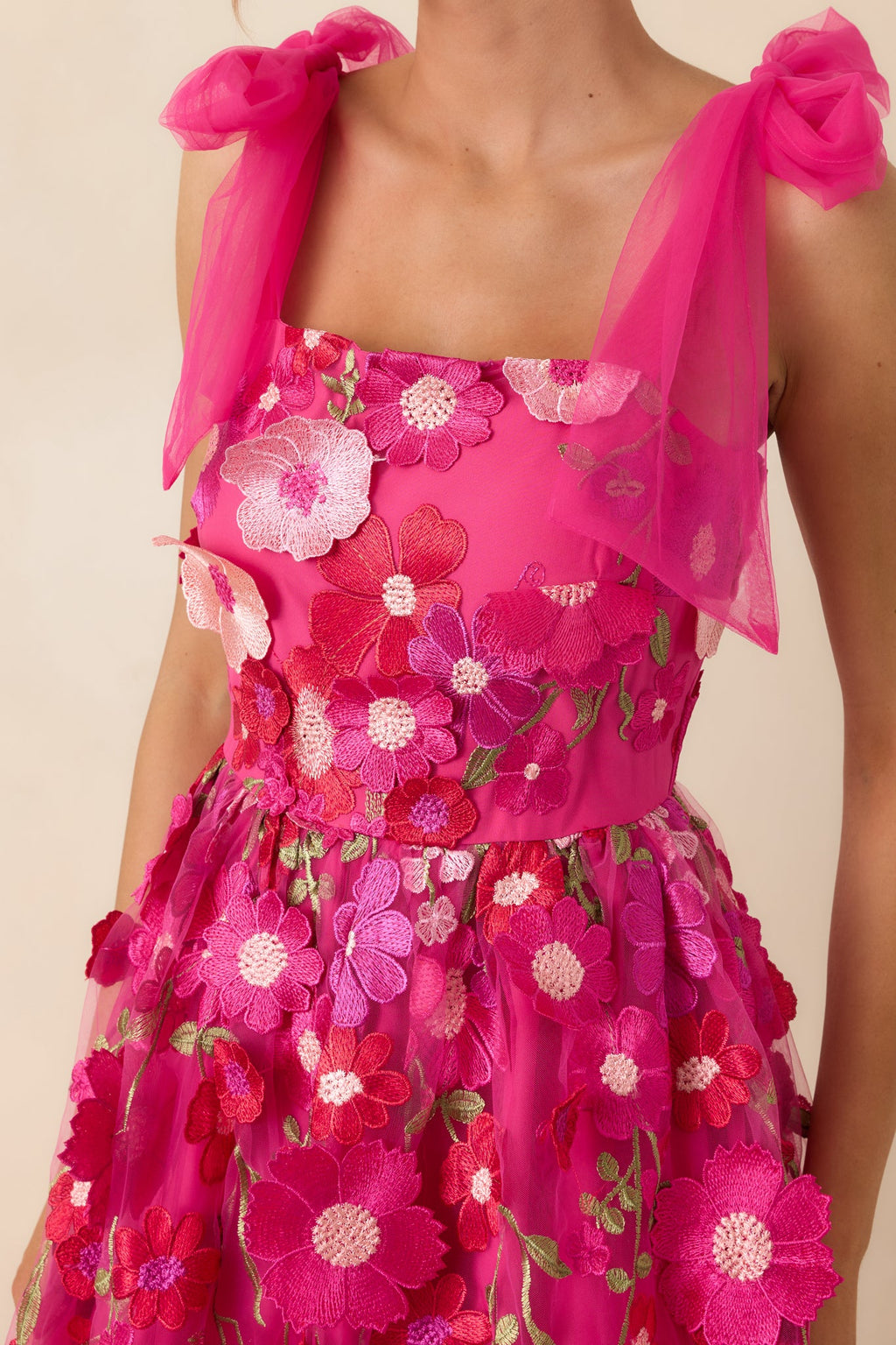 Vestido largo rosa fucsia con bordado floral