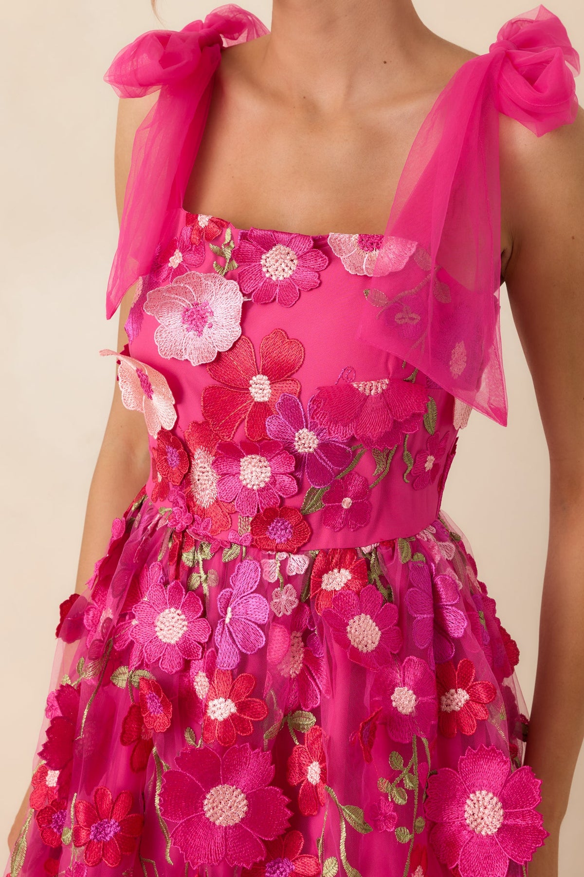 Vestido largo rosa fucsia con bordado floral