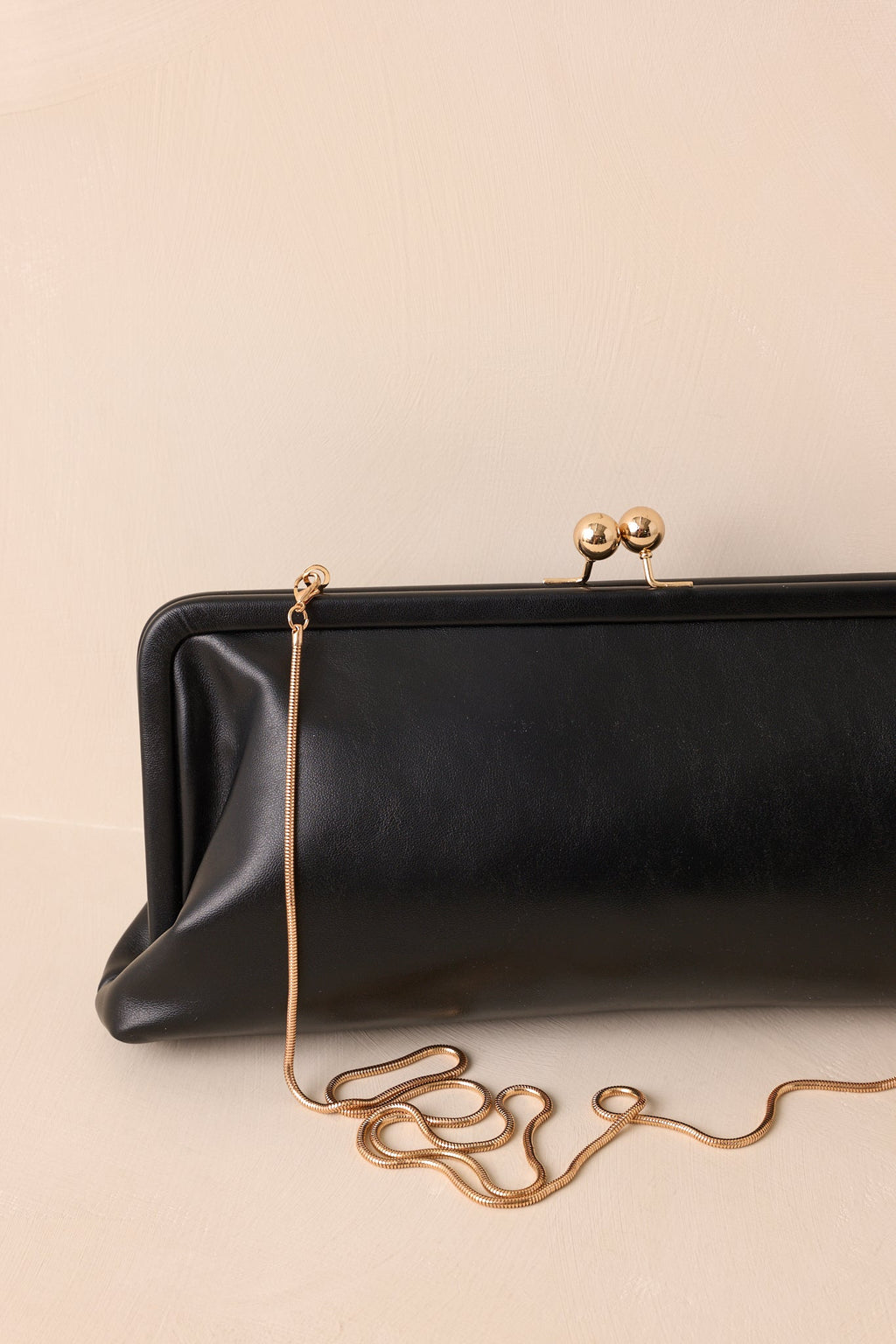 elegante bolso de mano de cuero negro