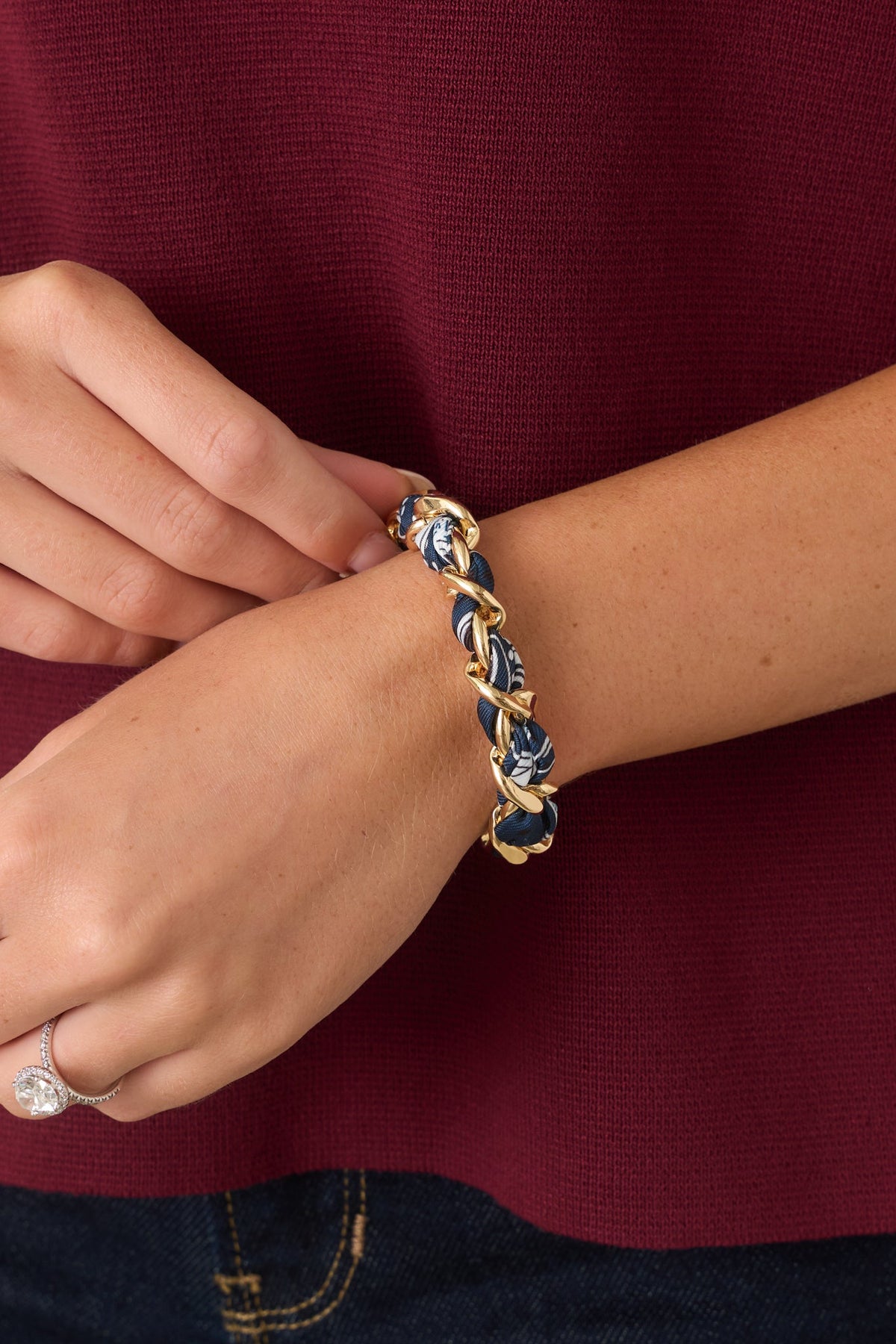 Pulsera Well Connected envuelta en pañuelo azul marino con cadena dorada tejida