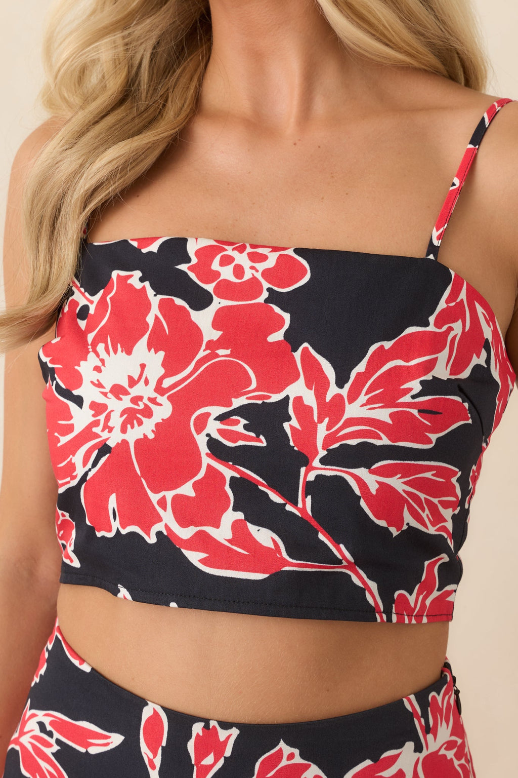 Camisa corta de tirantes con estilo floral