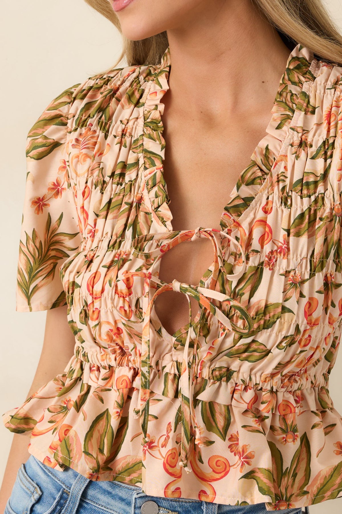 Top de algodón fruncido con estampado floral “Florece conmigo” en melocotón y verde pradera