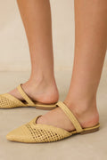 There She Goes Mules elegantes de rafia tejida con punta