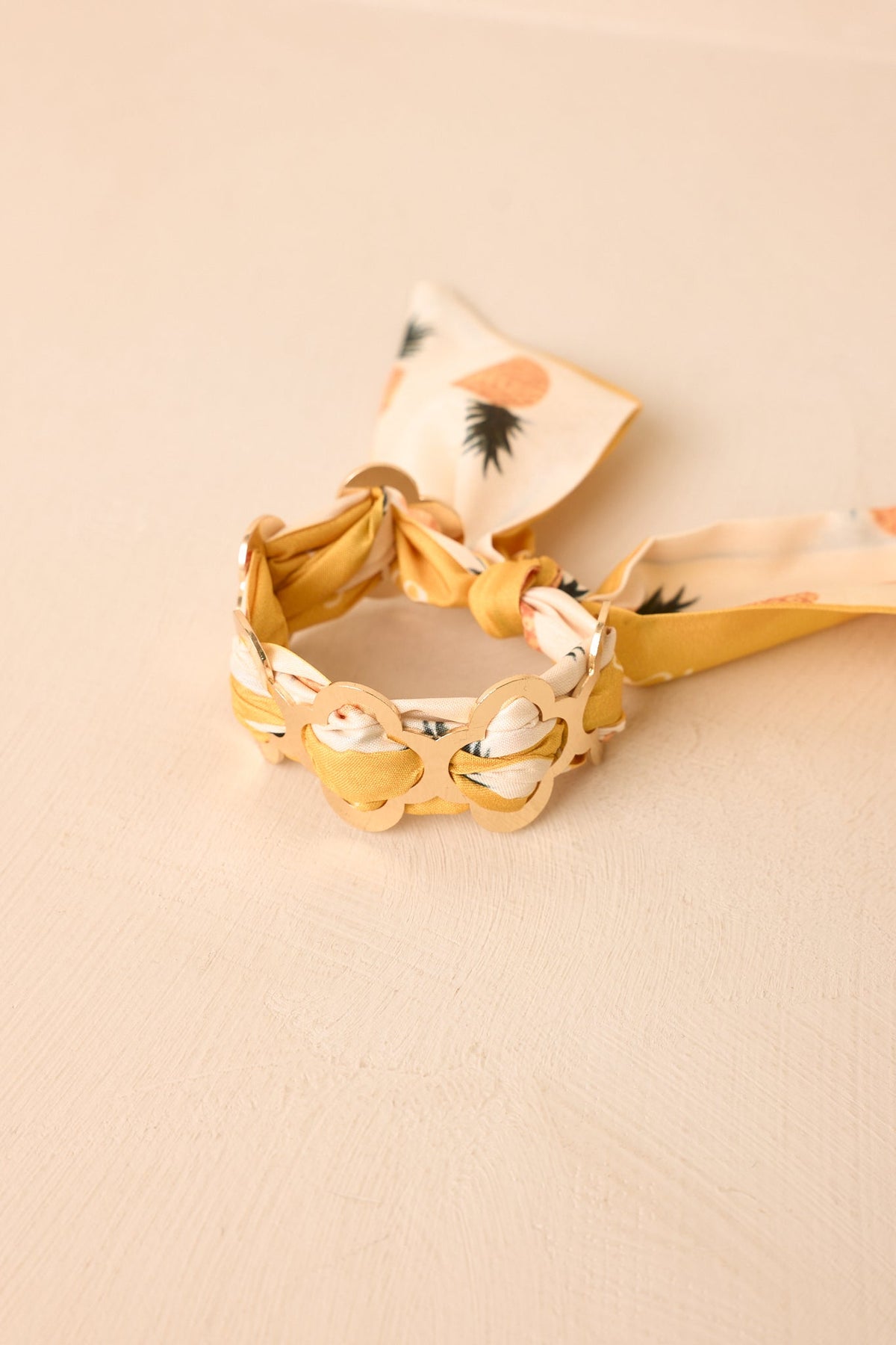 Pulsera brazalete llamativa tipo pañuelo de piña dorada y amarilla Fruit Cocktail Hour
