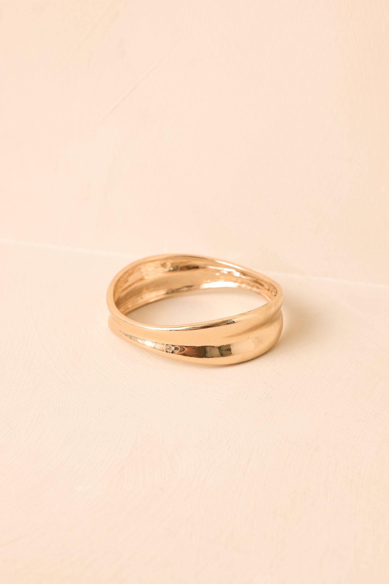 Brazalete dorado moderno
