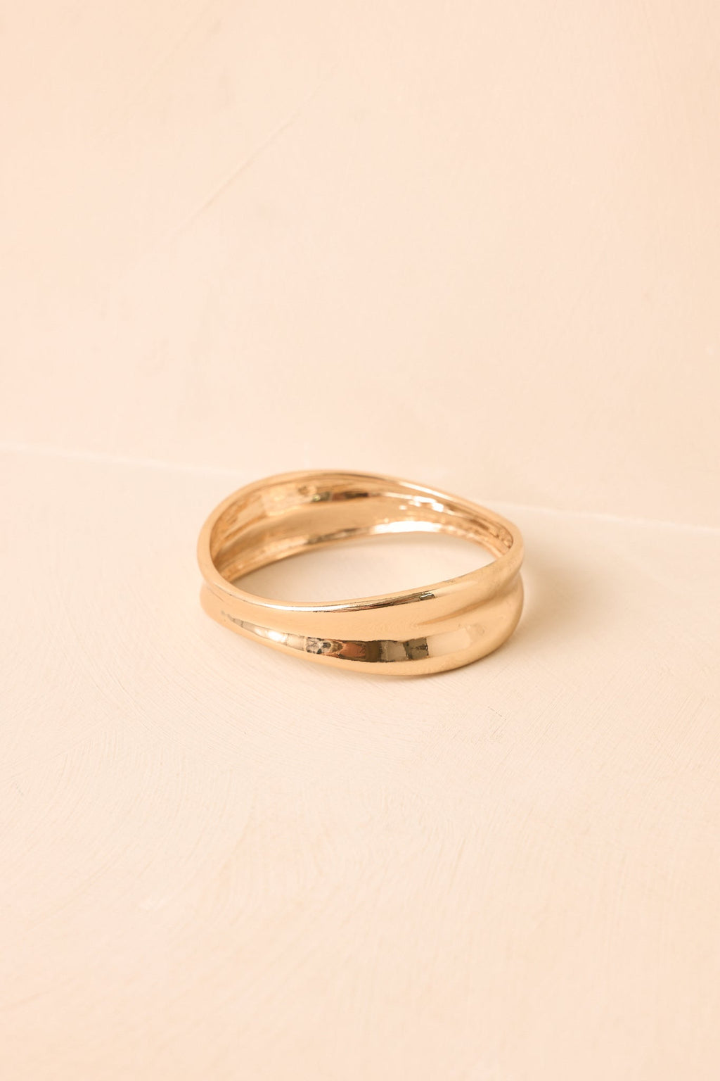 Brazalete escultórico dorado de forma cambiante
