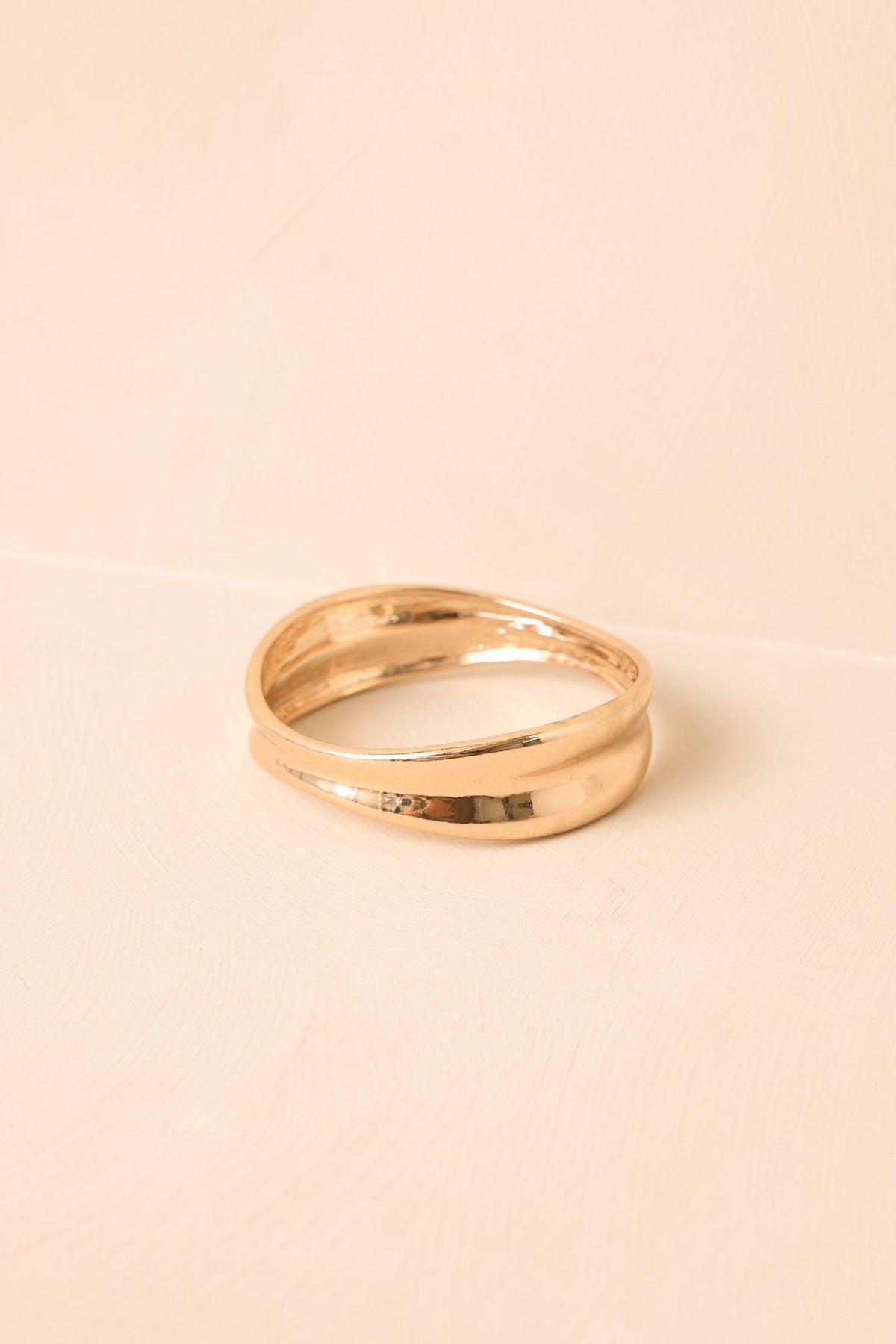 Brazalete escultórico dorado de forma cambiante