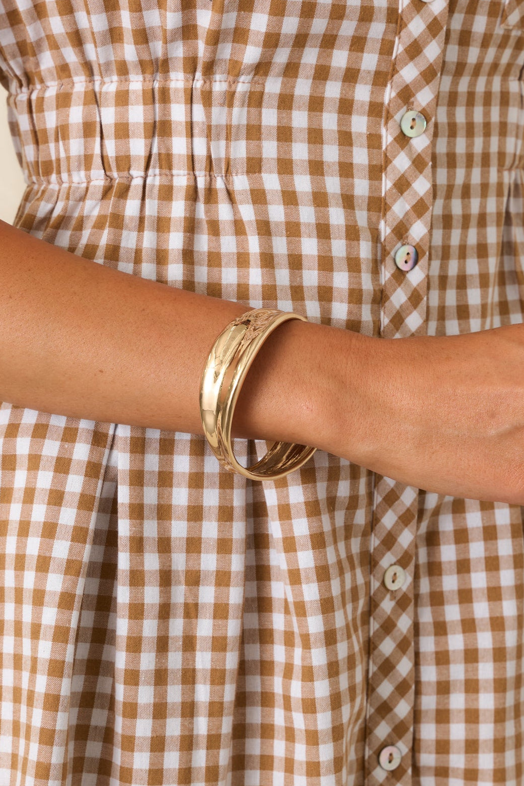Brazalete escultórico dorado de forma cambiante