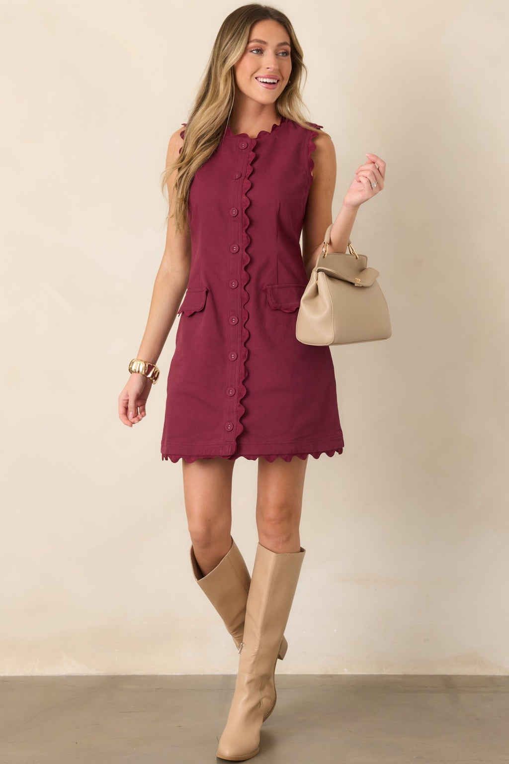 Vestido mini rojo vino con ribete en zigzag