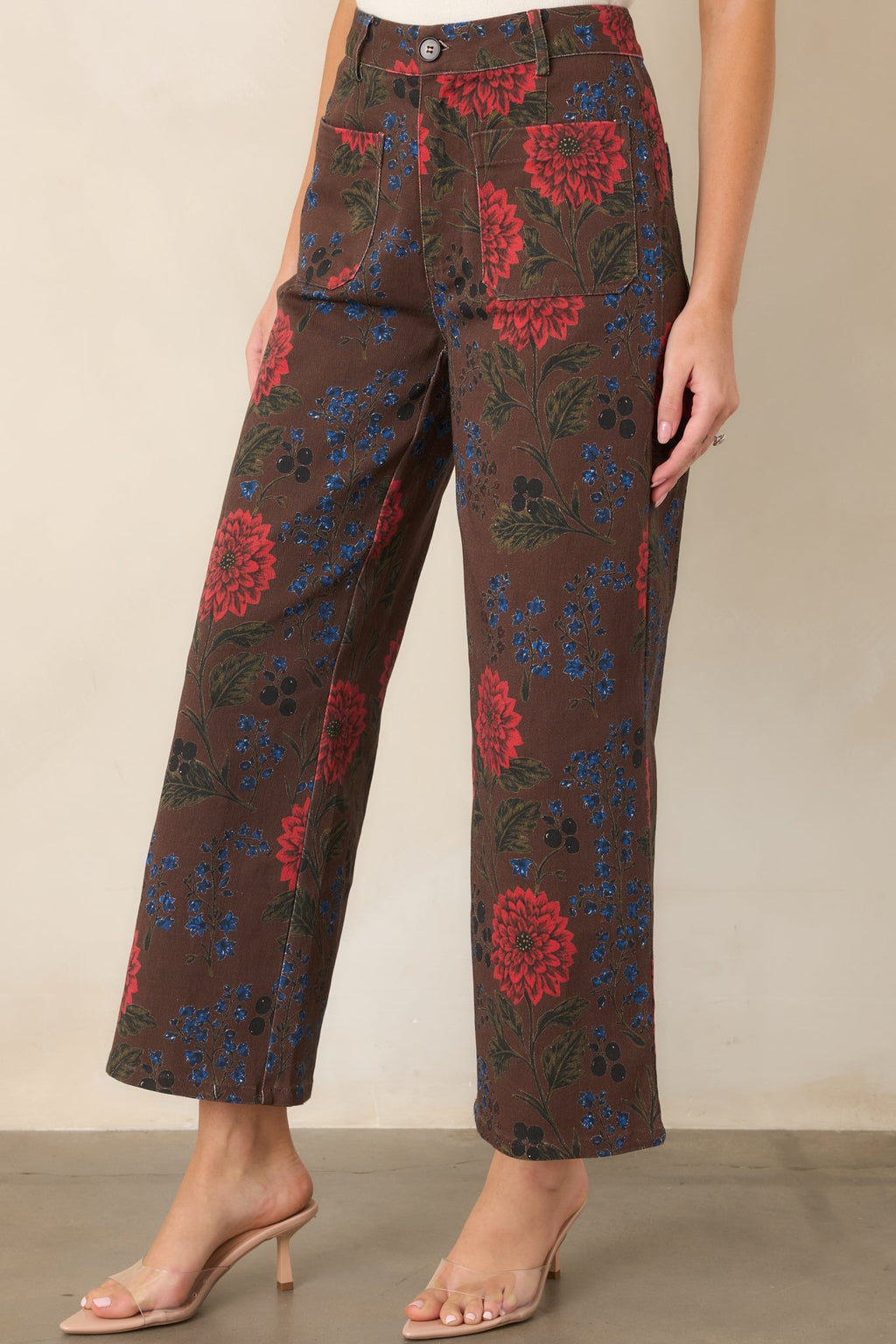 Pantalones marrones con estampado floral