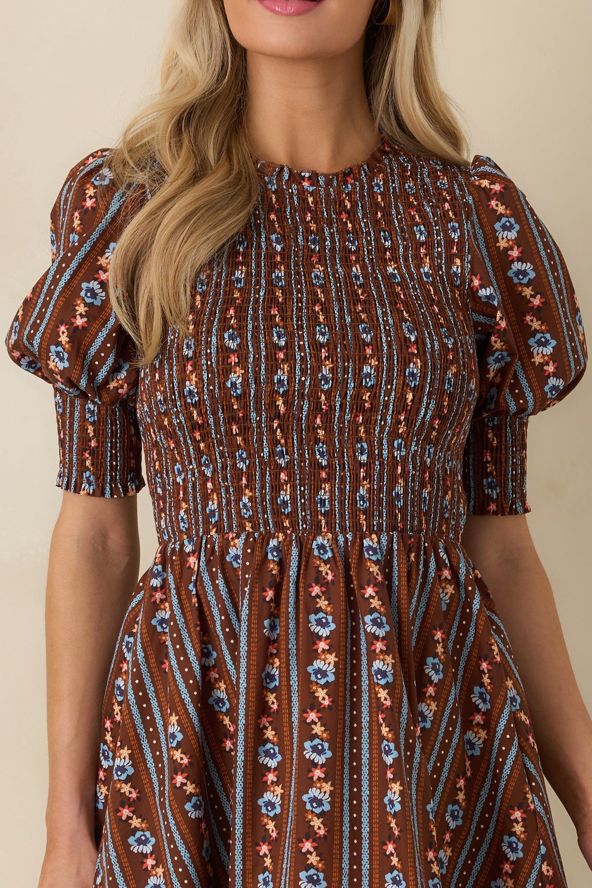 Vestido mini marrón de algodón fruncido
