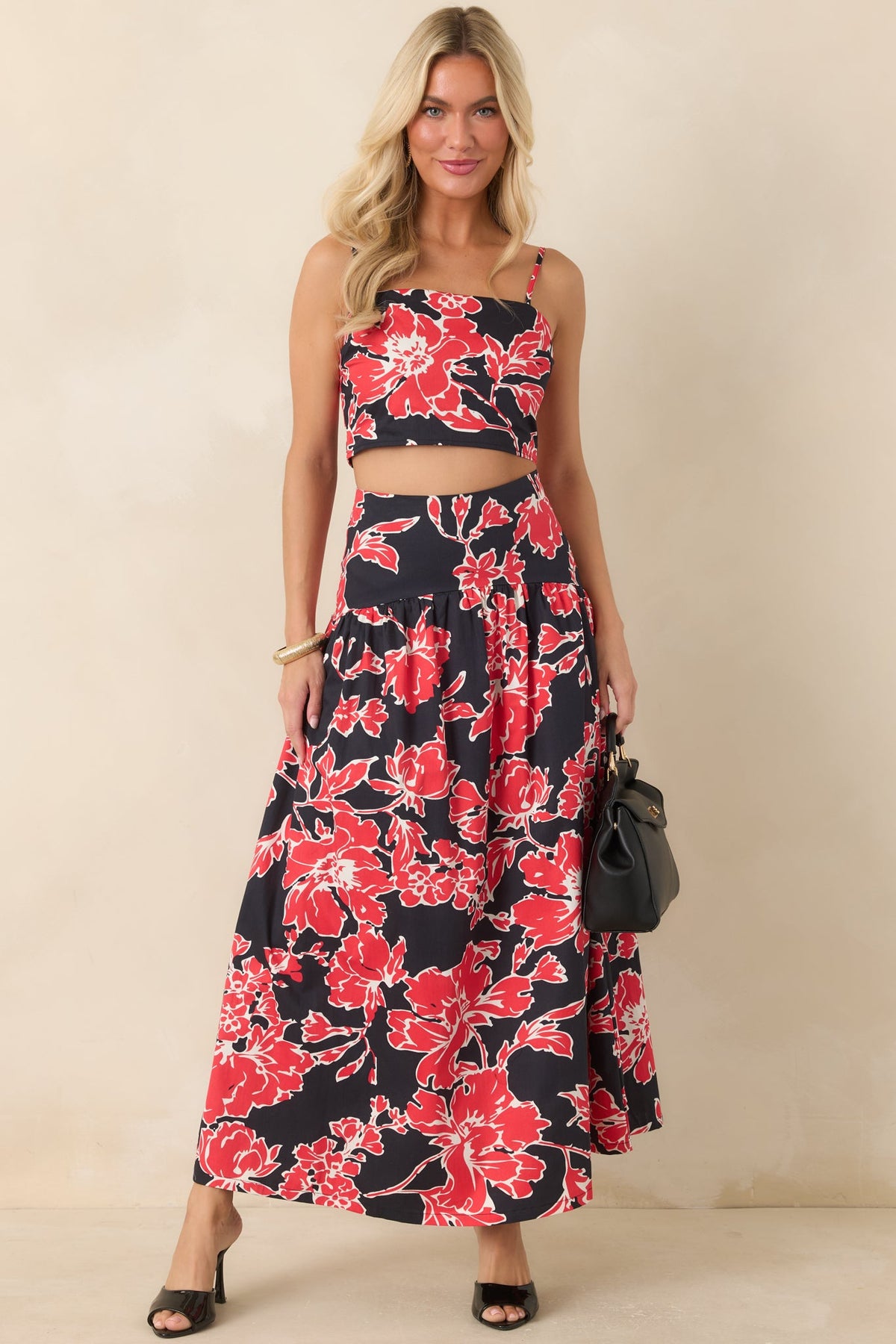 Camisa corta de tirantes con estilo floral