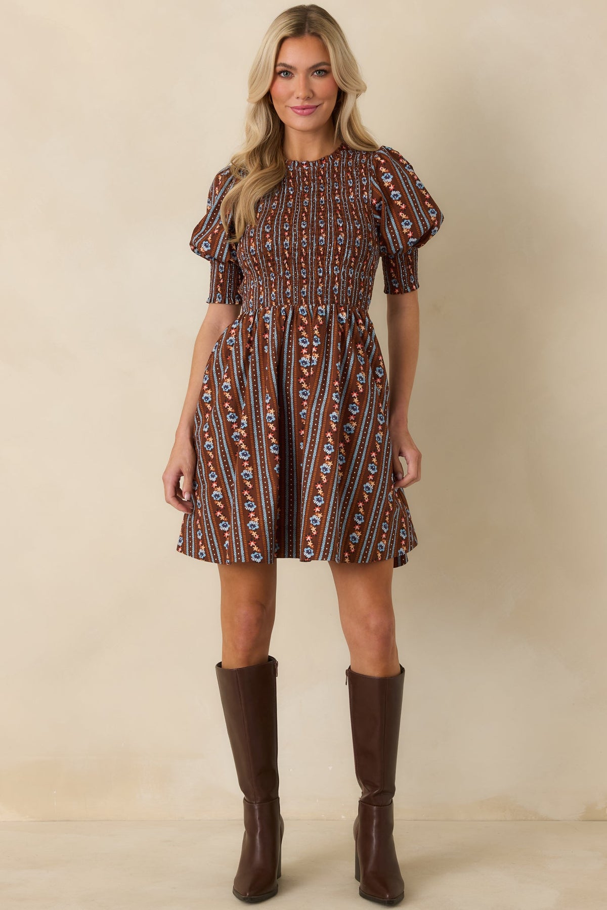 Vestido mini marrón de algodón fruncido
