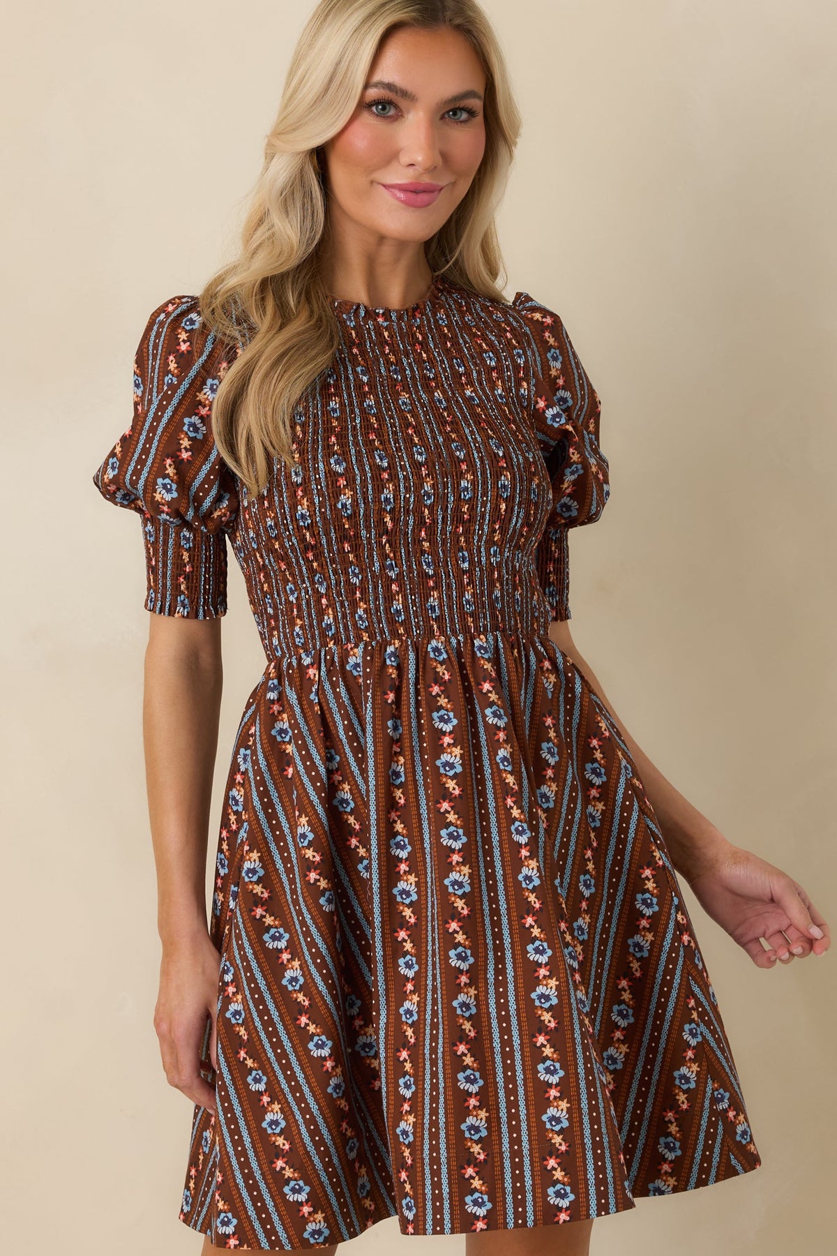 Vestido mini marrón de algodón fruncido
