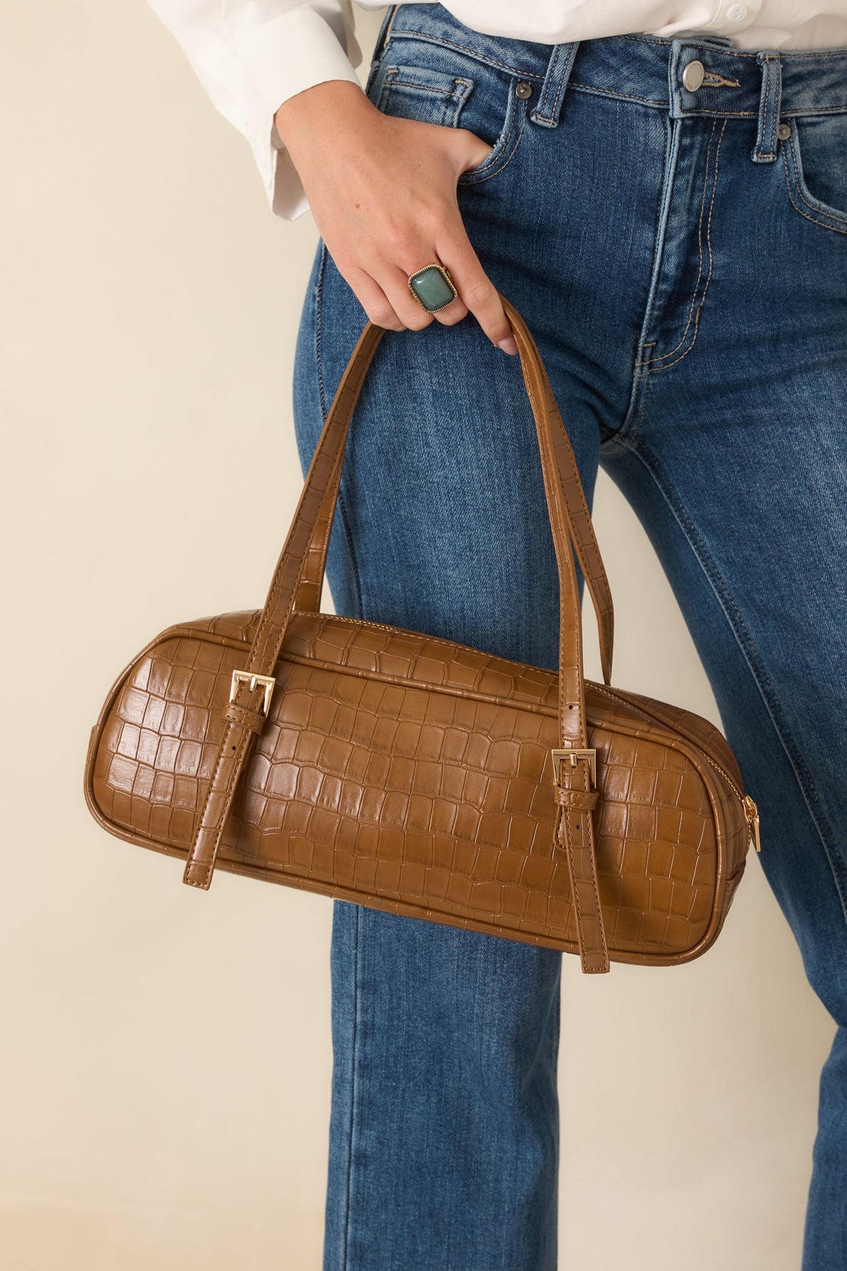 Bolso de mano marrón con textura de cocodrilo
