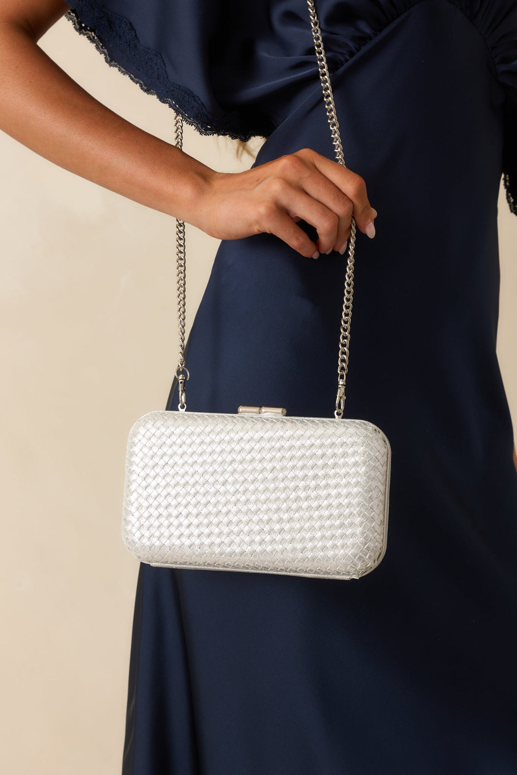 Bolso de mano estructurado tejido metálico plateado