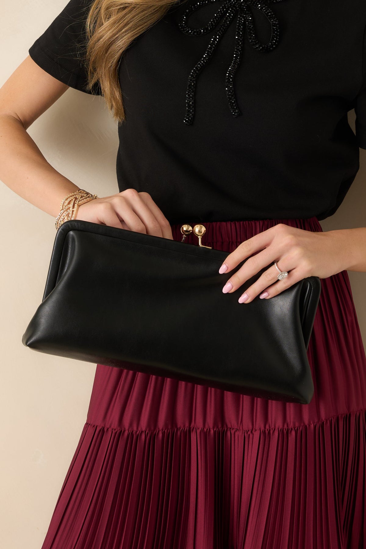 elegante bolso de mano de cuero negro