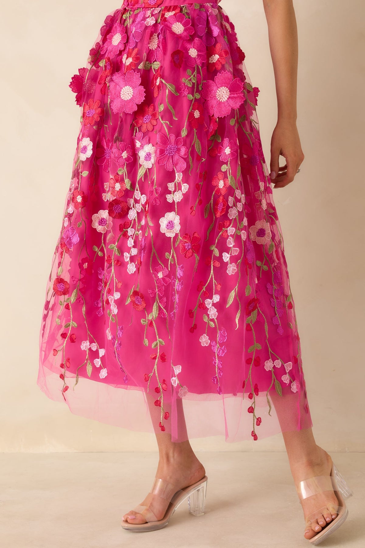 Vestido largo rosa fucsia con bordado floral
