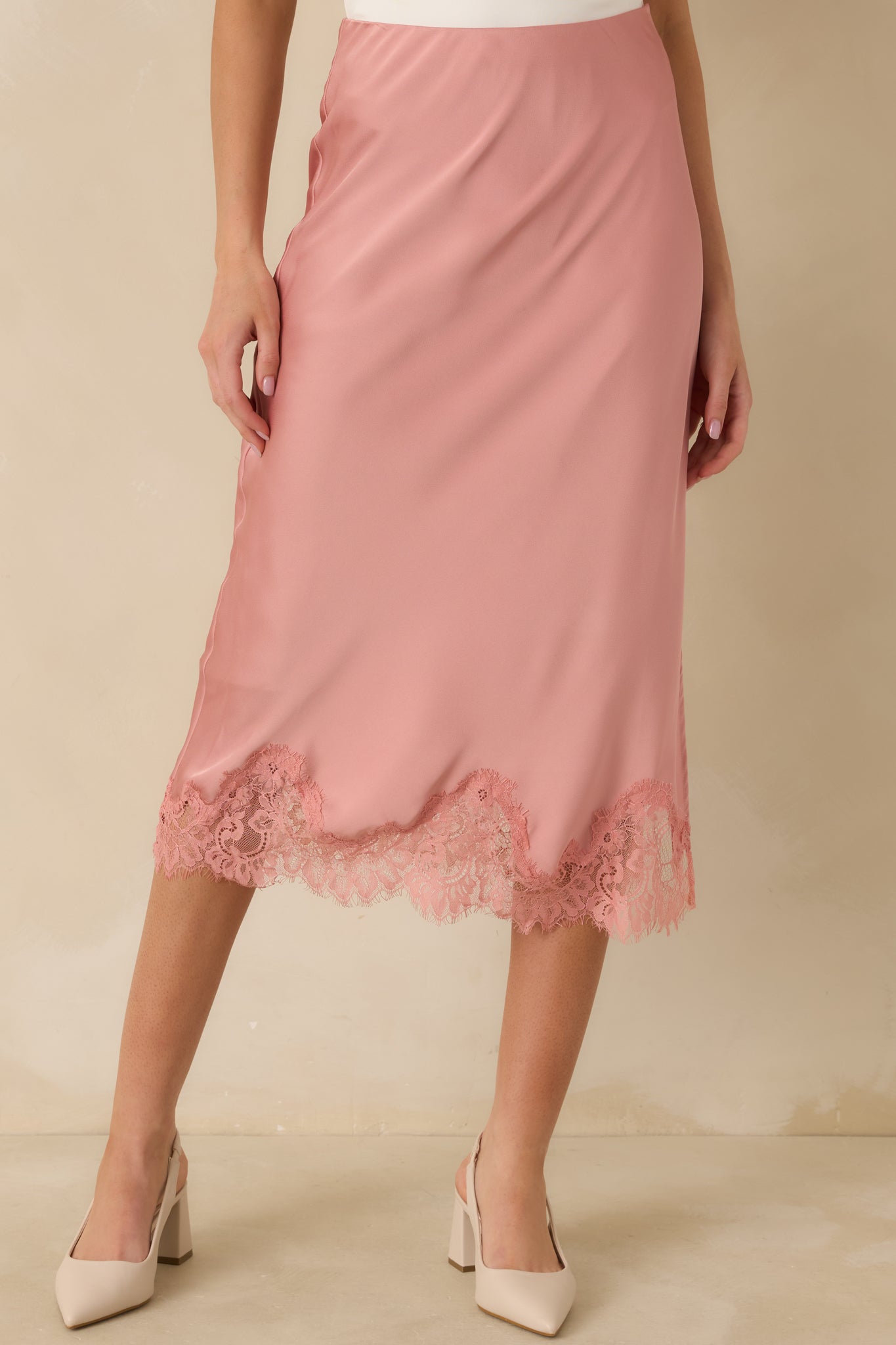 Falda midi satén rosa