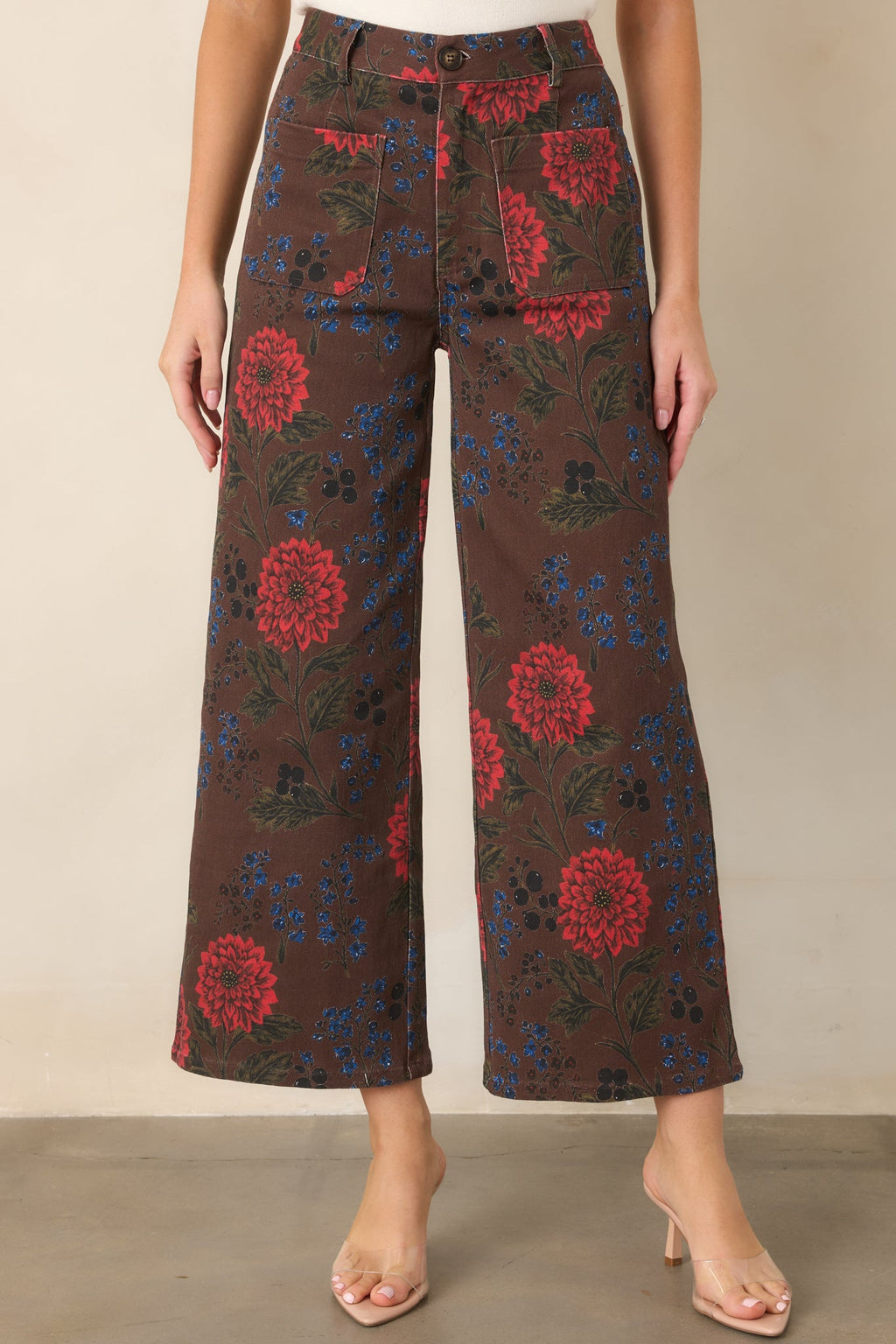 Pantalones marrones con estampado floral
