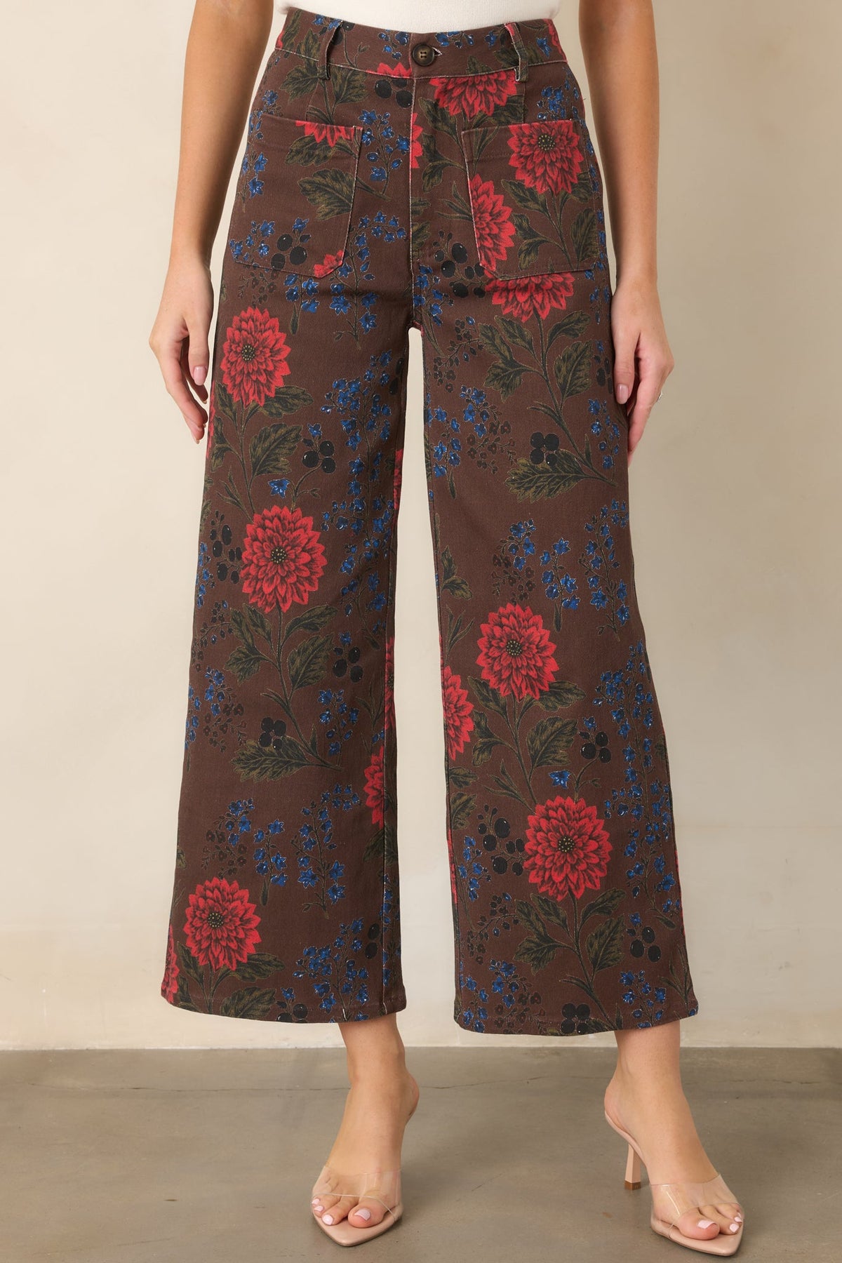 Pantalones marrones con estampado floral