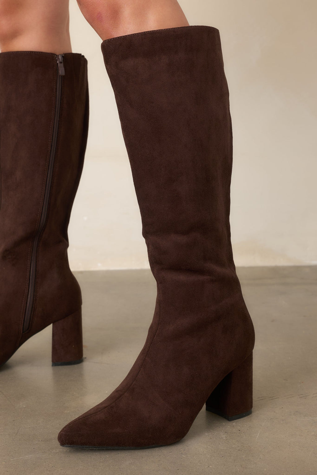 Botas altas hasta la rodilla de ante sintético marrón oscuro Stepping Out Chic
