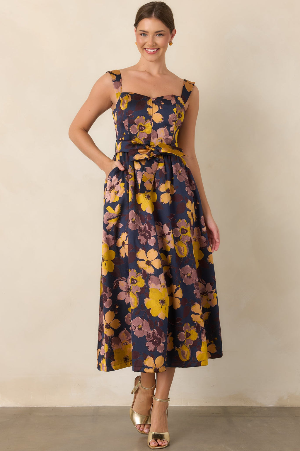 Vestido floral en azul marino y amarillo
