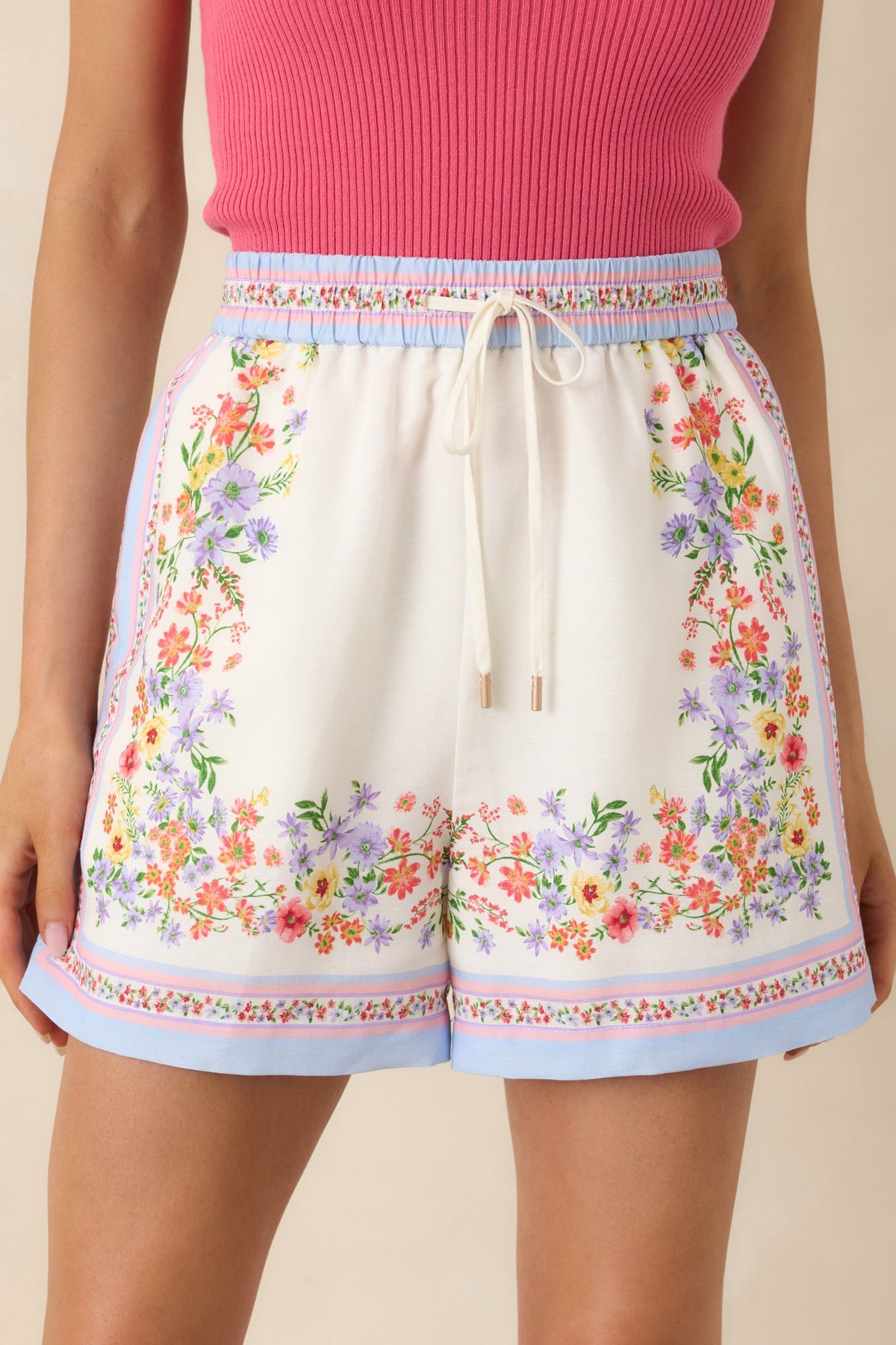 Shorts marfil con flores multicolor y cordón Where You Found Me