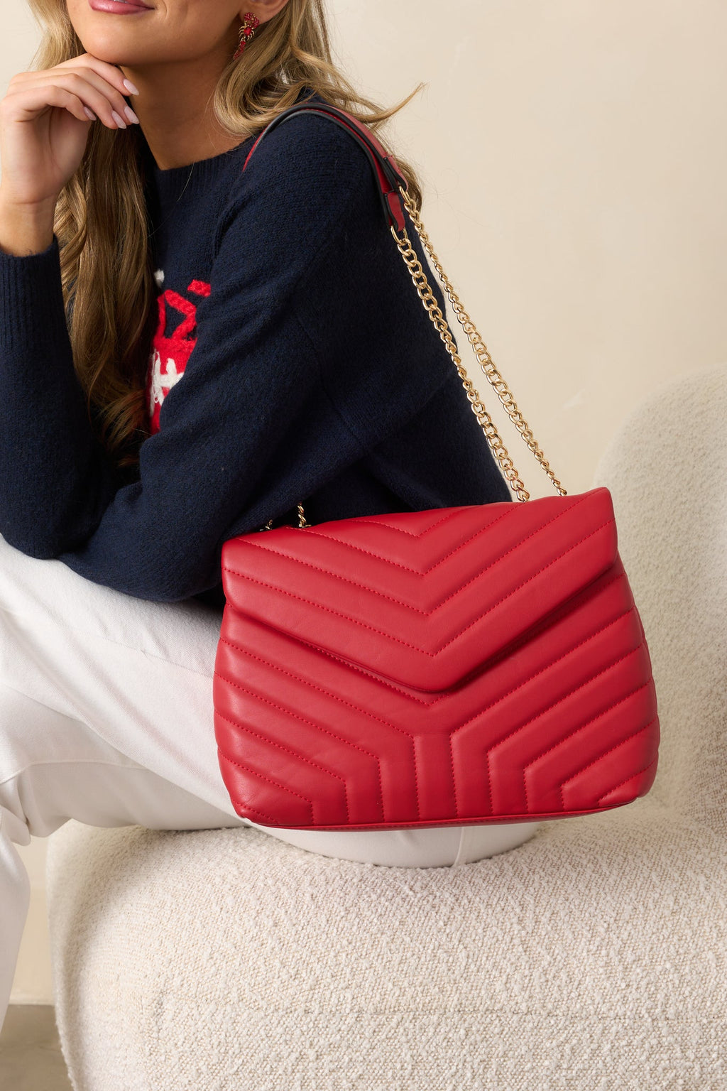 Elegante bolso de mano rojo acolchado