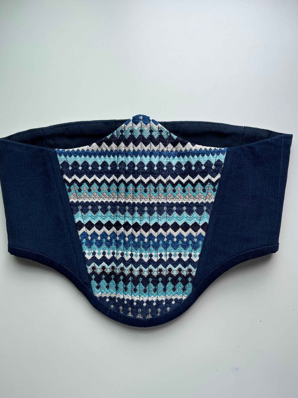 Cinturón elegante azul con ramillete