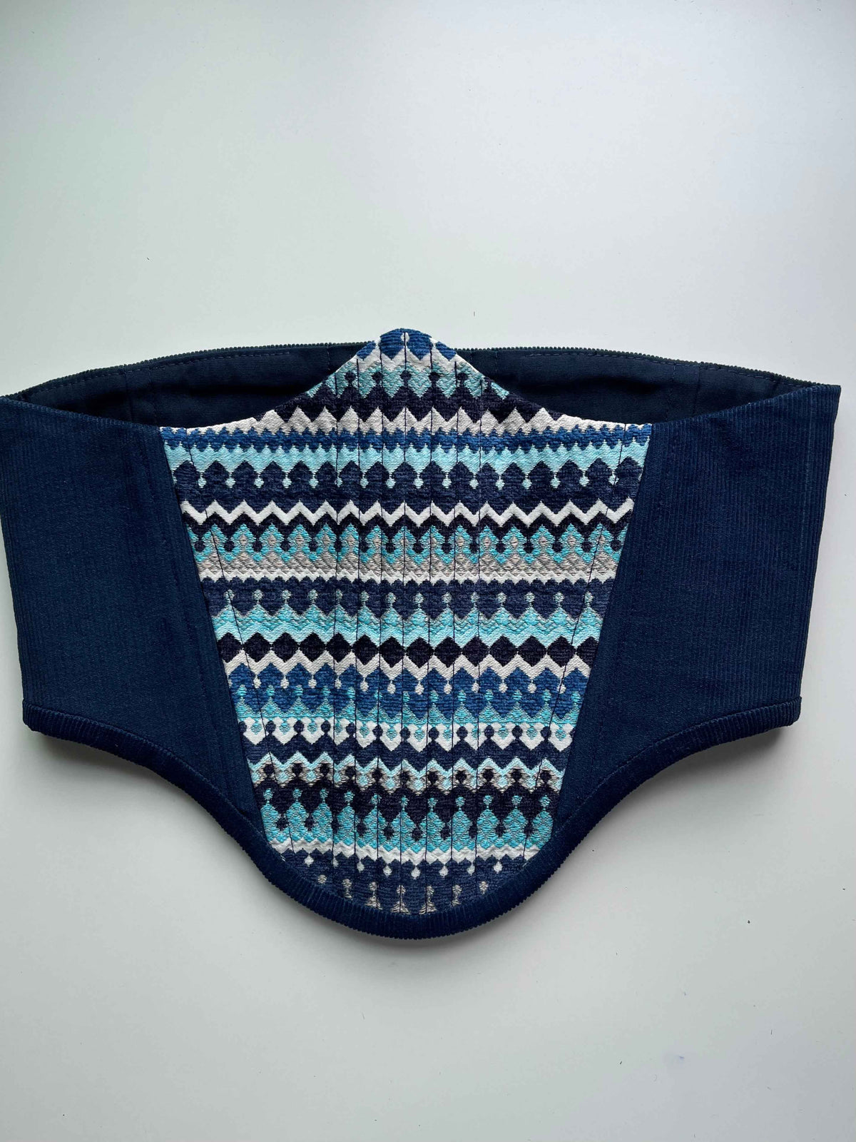 Cinturón elegante azul con ramillete
