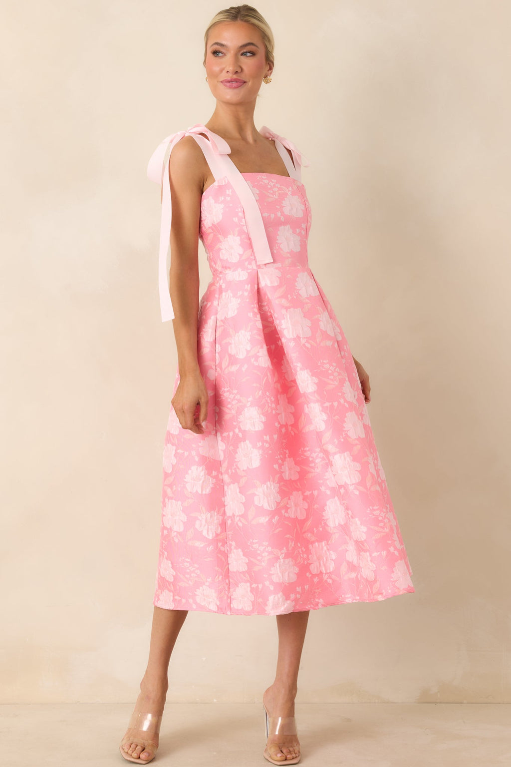 Vestido midi rosa de jacquard floral Sweet Disposition con tirantes de lazo