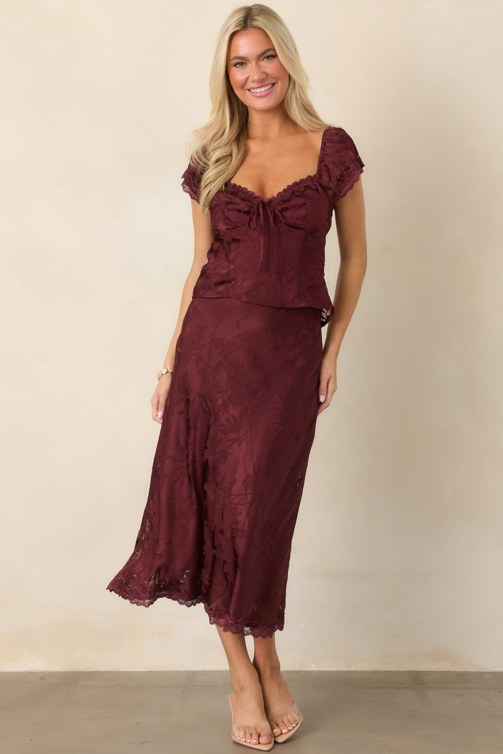 Vestido con estampado floral color ciruela
