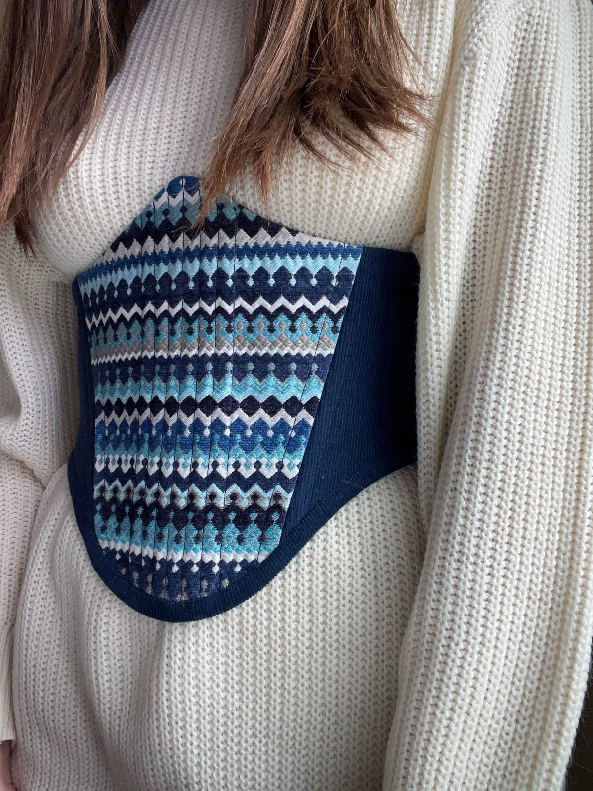 Cinturón elegante azul con ramillete