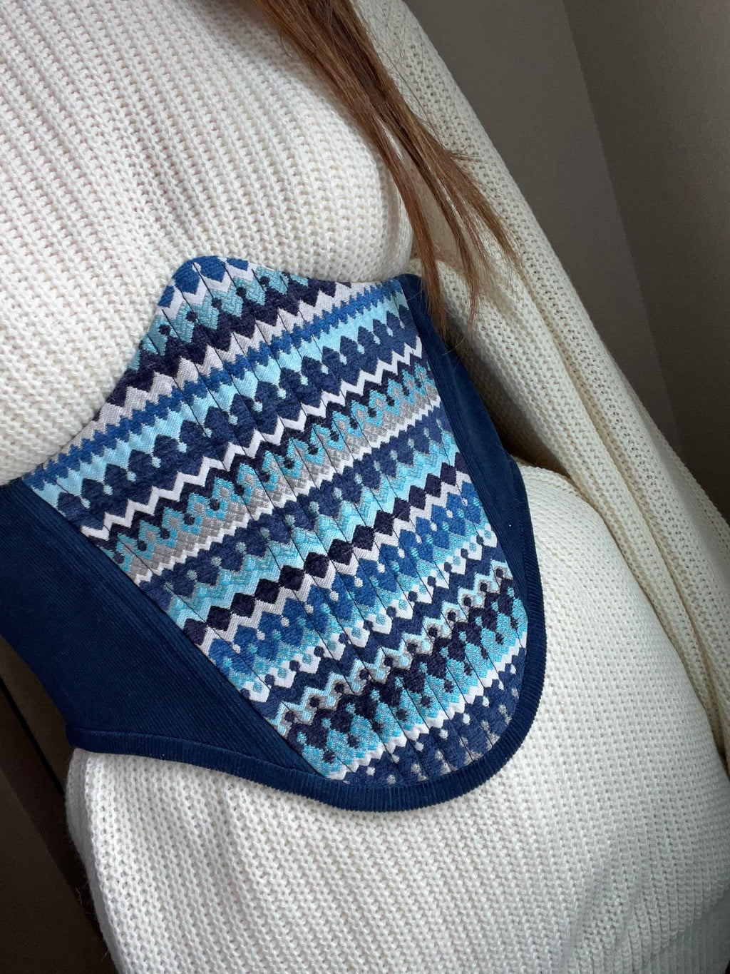 Cinturón elegante azul con ramillete