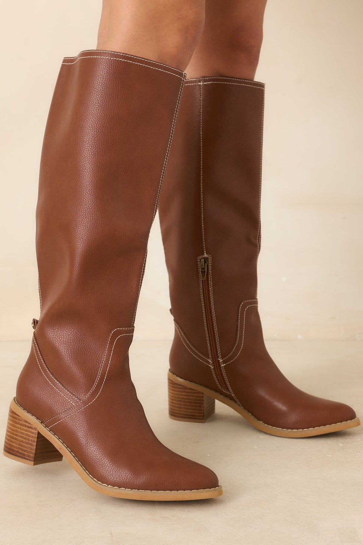 Botas For Good Reason hasta la rodilla de cuero sintético texturizado color coñac
