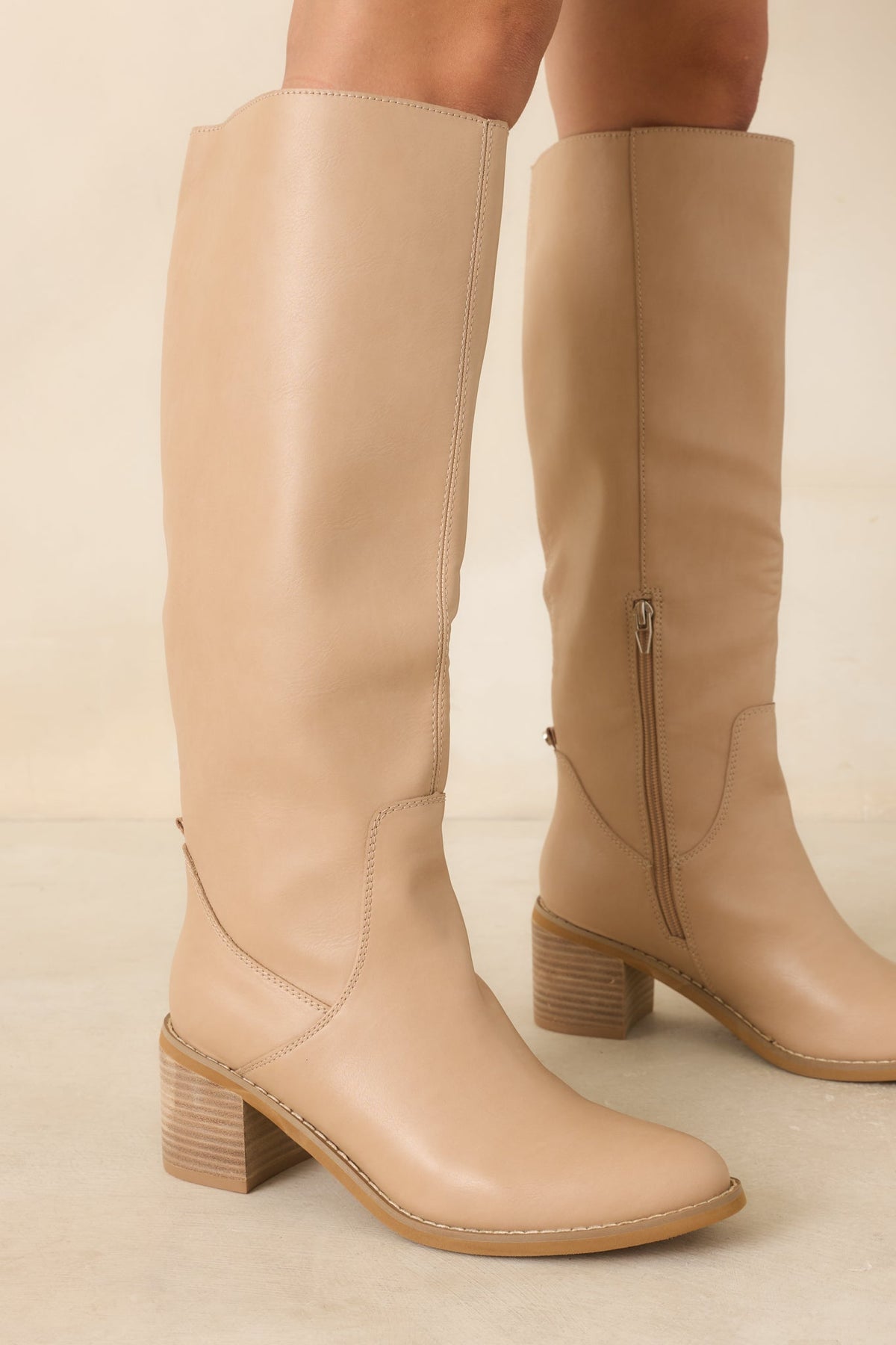 Botas hasta la rodilla de piel sintética lisa color nude For Good Reason