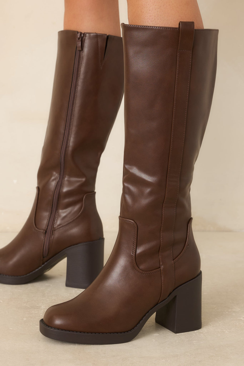 Botas altas Tall Order de cuero sintético marrón hasta la rodilla para un look elegante