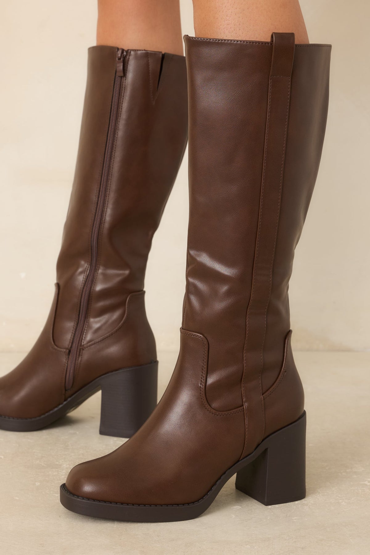 Botas altas Tall Order de cuero sintético marrón hasta la rodilla para un look elegante
