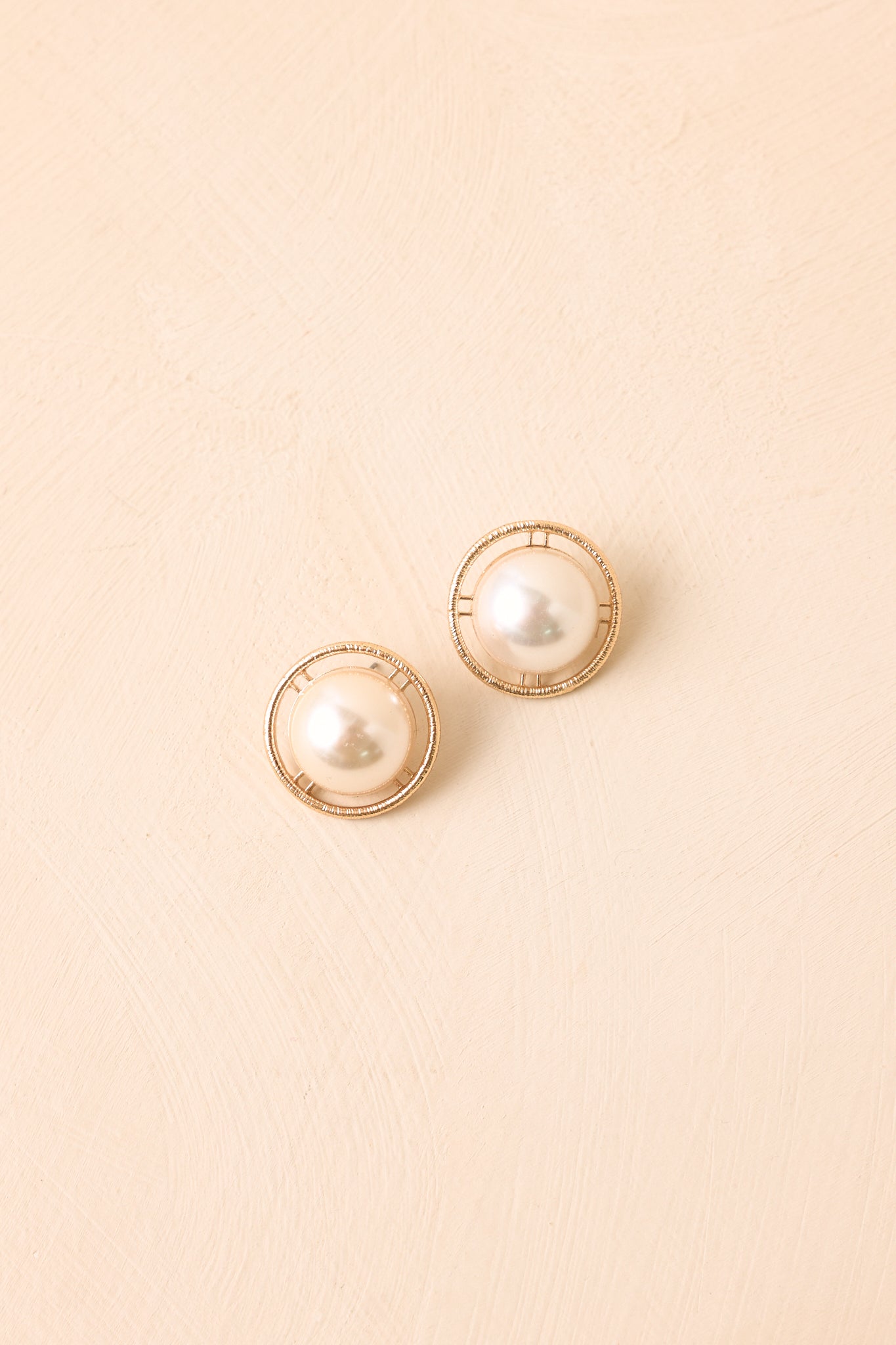 Pendientes dorados perla