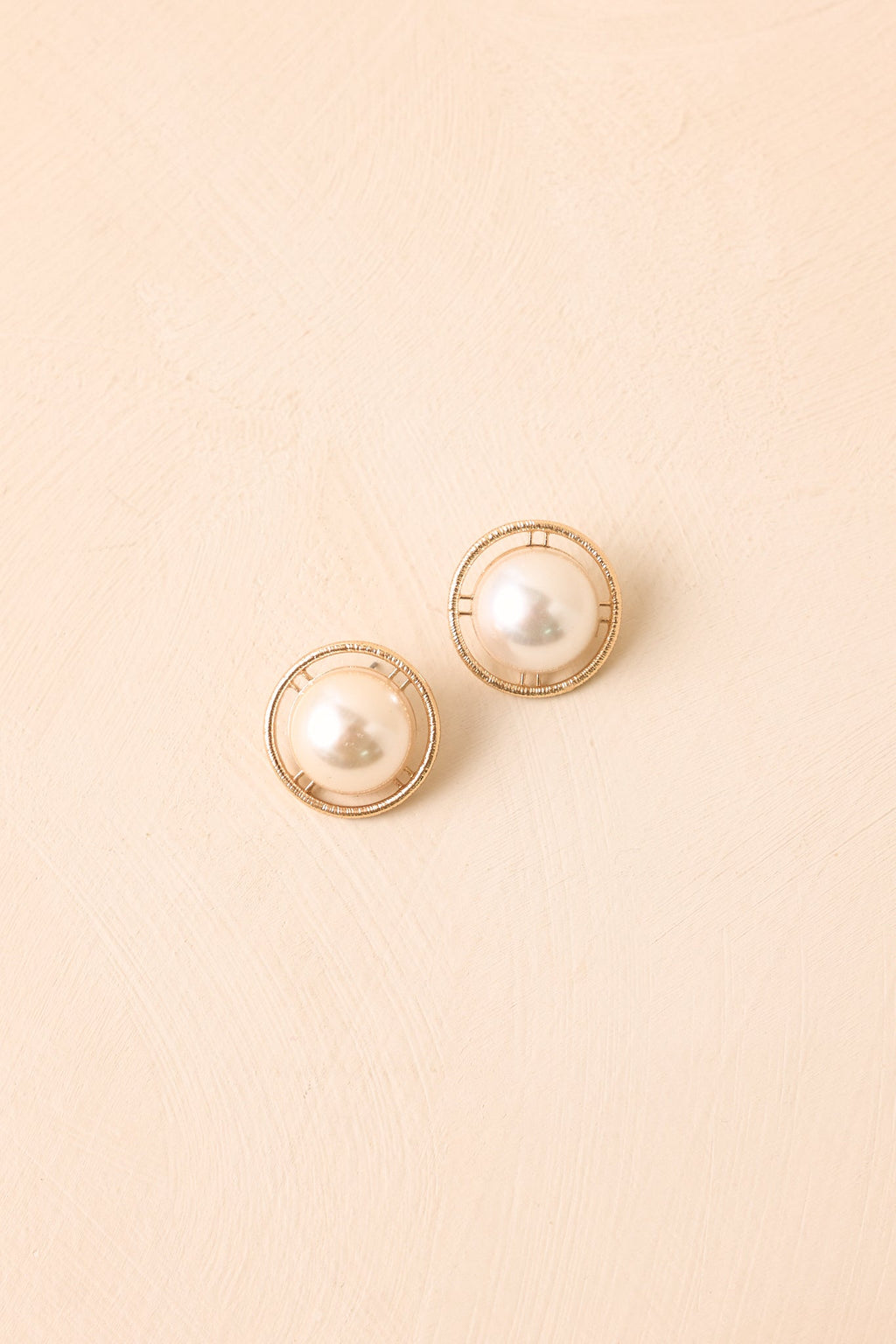 Pendientes dorados y de perlas «Me conquistaste con un halo» – Joyería elegante y llamativa para el día a día