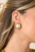 Pendientes dorados y de perlas «Me conquistaste con un halo» – Joyería elegante y llamativa para el día a día