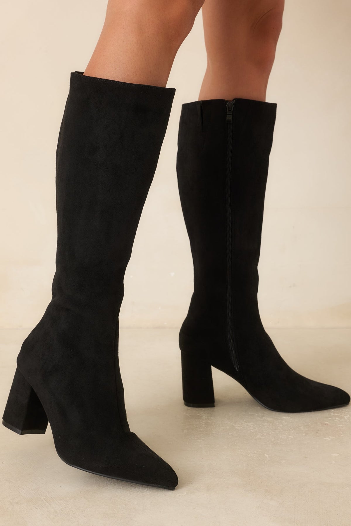 Botas negras elegantes de ante sintético hasta la rodilla